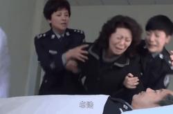 波尔图重伤倒地，马竞全队围拢祈祷，场面感人